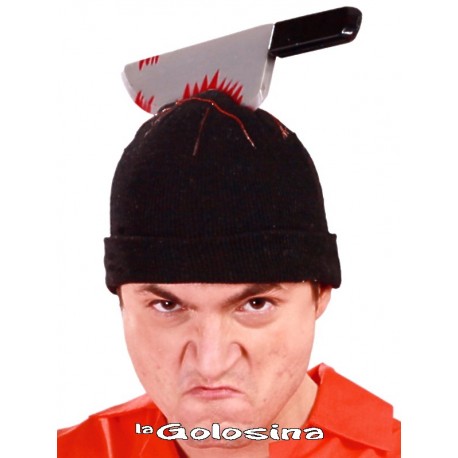 Gorro con cuchillo clavado